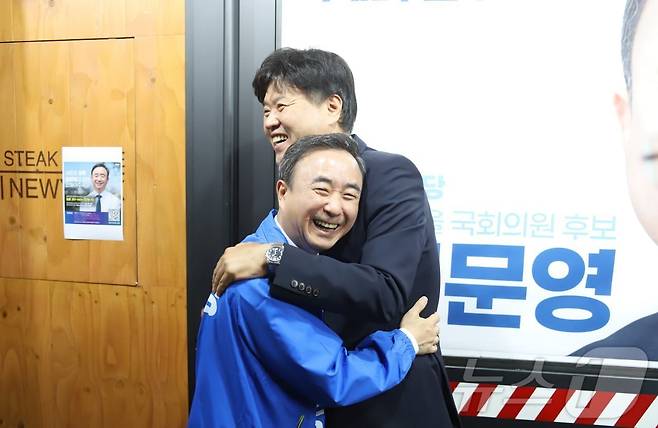 임문영 더불어민주당 광주 광산을 재보선 후보가 16일 선거사무소 개소식에 참석한 김용 전 민주연구원 부원장을 껴안고 있다. (캠프 제공. 재판매 및 DB 금지) 2026.5.16 ⓒ 뉴스1
