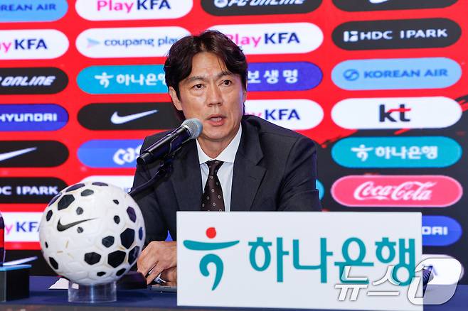 홍명보 감독이 16일 오후 서울 종로구 KT온마당에서 2026 FIFA 북중미 월드컵 대한민국 축구대표팀 최종 명단을 발표, 취재진 질의에 답하고 있다. 2026.5.16 ⓒ 뉴스1 안은나 기자