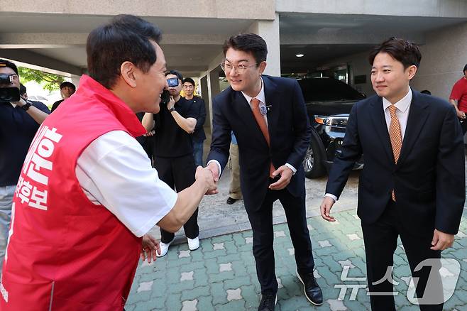 오세훈 국민의힘 서울시장 후보가 16일 오전 서울 노원구 공릉로의 원룸을 찾아 이곳에서 자취하는 대학생과 대화하며 애로사항을 청취하기 앞서 김정철 개혁신당 서울시장 후보, 이준석 대표와 인사하고 있다. 2026.5.16 ⓒ 뉴스1 안은나 기자