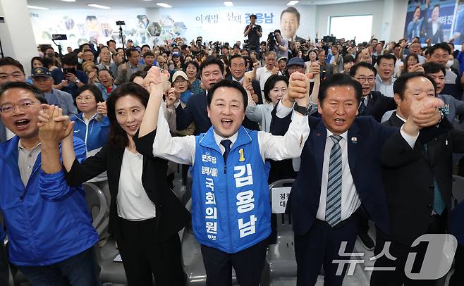 김용남 더불어민주당 경기 팽택을 국회의원 후보가 16일 경기 평택시 안중읍 선거사무소에서 열린 개소식에서 정청래 대표 및 지지자들과 함께 기념촬영을 하고 있다. 2026.5.16 ⓒ 뉴스1 김영운 기자
