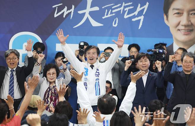 조국 조국혁신당 경기 평택을 국회의원 후보가 15일 경기 평택시 안중읍 선거사무소에서 열린 개소식에서 기념촬영을 하고 있다. (공동취재) 2026.5.16 ⓒ 뉴스1 김영운 기자