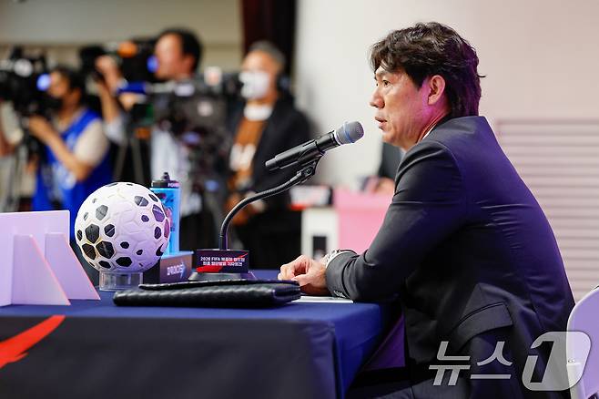 홍명보 감독이 16일 오후 서울 종로구 KT온마당에서 2026 FIFA 북중미 월드컵 대한민국 축구대표팀 최종 명단을 발표, 취재진 질의에 답하고 있다. 2026.5.16 ⓒ 뉴스1 안은나 기자