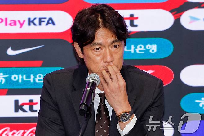 홍명보 감독이 16일 오후 서울 종로구 KT온마당에서 2026 FIFA 북중미 월드컵 대한민국 축구국가대표팀 최종 명단 발표를 마친 뒤 취재진 질문을 듣고 있다. 2026.5.16 ⓒ 뉴스1 안은나 기자