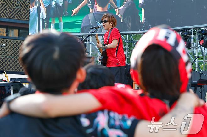 윤도현밴드(YB)가 16일 오후 서울 종로구 광화문광장에서 2026 FIFA 북중미 월드컵 대한민국 축구국가대표팀 최종 명단 발표를 기념해 치어링 콘서트를 펼치고 있다. 2026.5.16 ⓒ 뉴스1 안은나 기자