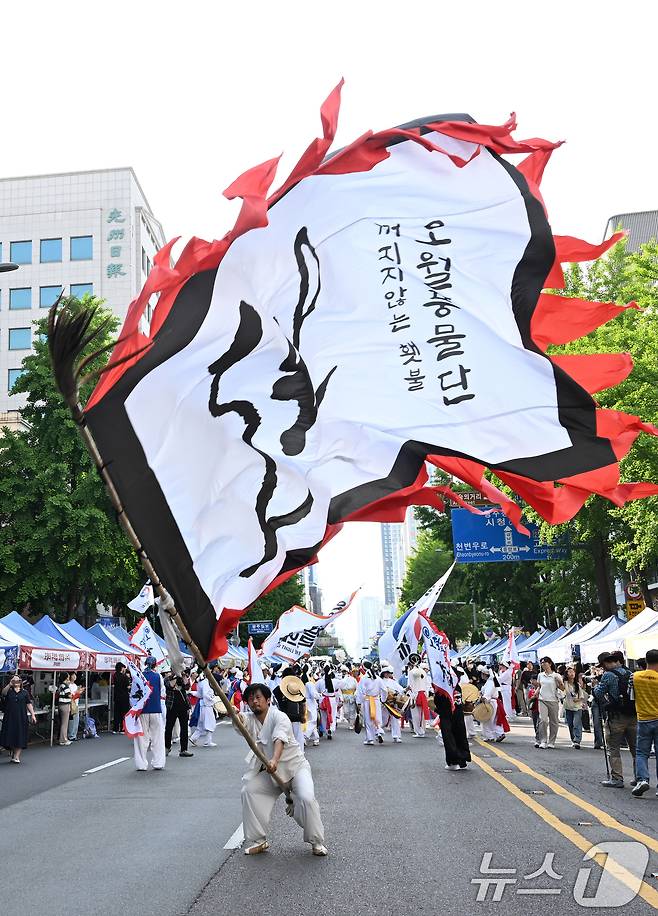 5·18 민주화운동 46주년을 앞두고 16일 1980년 금남로로 행진했던 '민족민주화 성회' 행진을 재현하는 민주평화대행진이 금남로에서 펼쳐지고 있다. 2026.5.16 ⓒ 뉴스1 김태성 기자