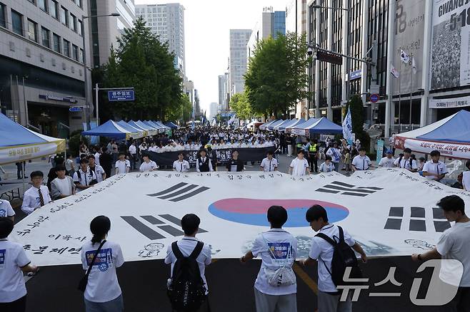 5·18 민주화운동 46주년을 앞두고 16일 1980년 금남로로 행진했던 '민족민주화 성회' 행진을 재현하는 민주평화대행진이 금남로에서 펼쳐지고 있다. 2026.5.16 ⓒ 뉴스1 김태성 기자