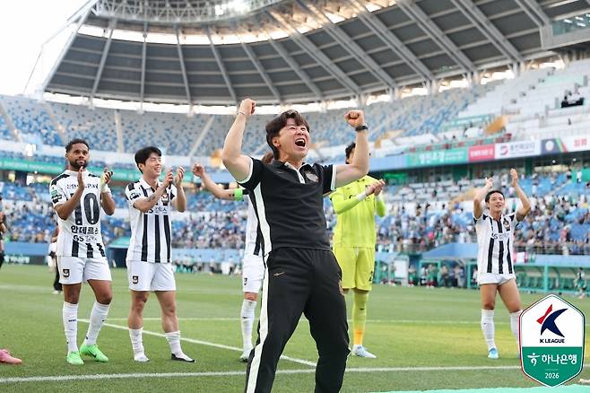 김기동 FC서울 감독이 16일 대전월드컵경기장에서 열린 대전 하나시티즌과 원정 경기에서 승리 후 기뻐하고 있다. (한국프로축구연맹 제공)