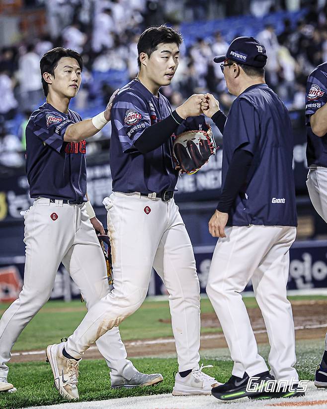 롯데 고승민(가운데)이 15일 잠시구장에서 열린 2026 KBO리그 정규시즌 두산전에서 승리한 후 김태형 감독과 하이파이브 하고 있다. 사진 | 롯데 자이언츠