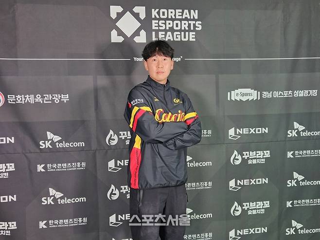 광주 마에스트로 김태현이 16일 경상남도 진주시 경남e스포츠상설경기장에서 열린 2026 KEL FC모바일 본선 1일차 취재진 인터뷰를 마친 후 포즈를 취하고 있다. 진주 | 강윤식 기자 skywalker@sportsseoul.com