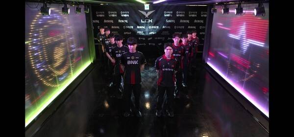 16일 서울 종로구 롤파크에서 열린 2026 LCK 정규시즌 경기 1세트에서 BNK 피어엑스가 농심 레드포스를 꺾고 먼저 웃었다. (BNK피어엑스 & 농심 피어엑스=1:0)./사진=네이버 치지직 라이브영상 캡처