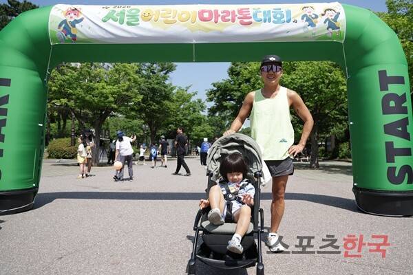 김관수 씨와 막내 아들. ⓒ이혜영 기자 lhy@hankooki.com