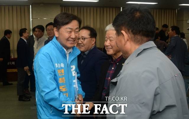 김관영 무소속 전북지사 후보가 지난 14일 YTN 김준우의 뉴스 정면 승부 인터뷰에서 당선 이후 복당 가능성에 대해 "정청래 지도부에서는 복당하지 않겠다"고 선을 그었다. 사진은 김 후보가 지난 12일 전북 전주시 전북특별자치도체육회관에서 열린 '2026 전북체육 정책간담회'에 참석해 관계자들과 인사하는 모습. /뉴시스
