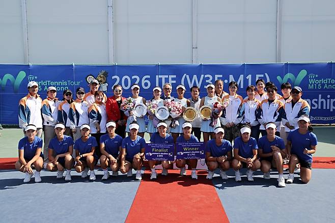 ITF 안동 국제여자테니스대회 복식 시상식 단체사진