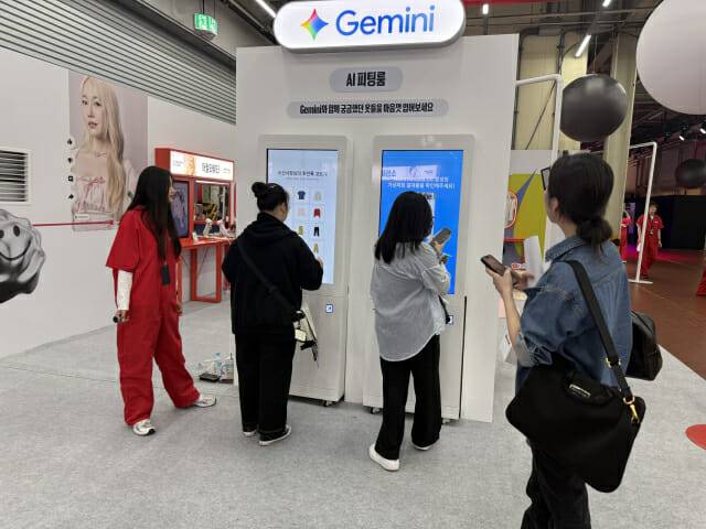 팝업 현장을 방문한 팬들이 AI 피팅룸을 체험해보고 있다.(사진=지디넷코리아)