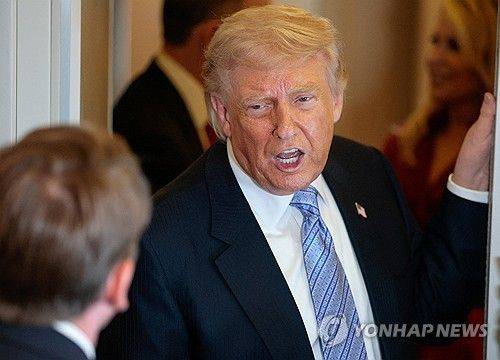 중국 방문 마치고 귀국길 기내에서 취재진과 대화하는 트럼프. 로이터/연합뉴스 제공
