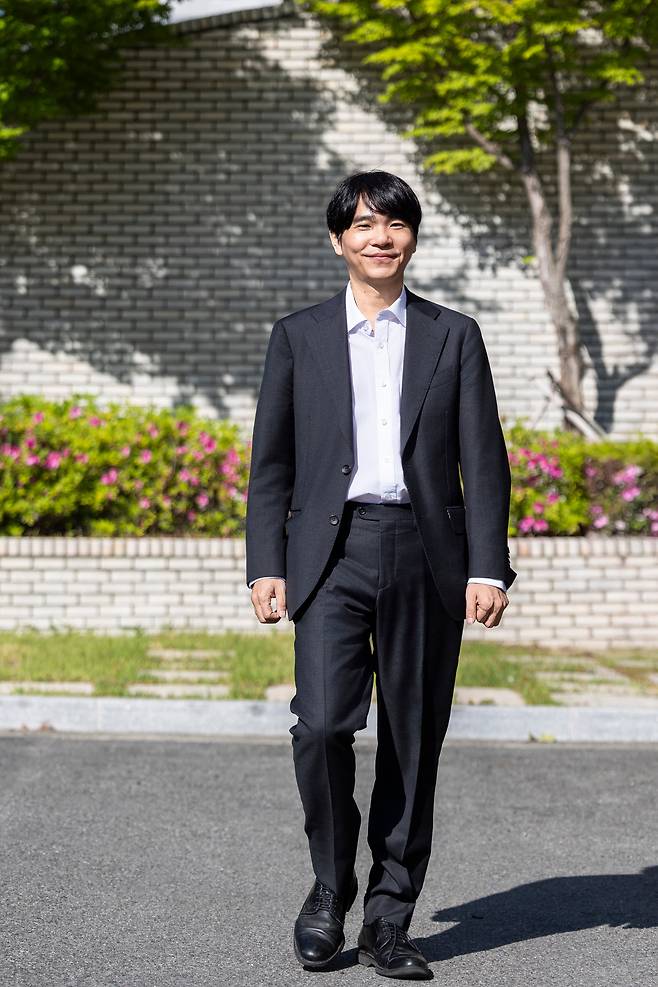 이세돌 UNIST 특임교수가 교정 위를 걷고 있다. /양수열 영상미디어 기자