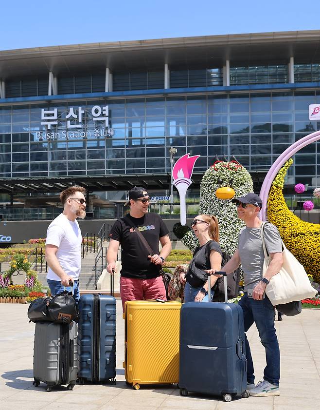 지난 11일 부산역 광장에 외국인 관광객들이 모여 있다. 올해 1분기 부산을 찾은 외국인 관광객은 102만3946명으로, 관련 집계가 시작된 이래 최단 기간 100만명을 돌파했다. /김종연 영상미디어 기자