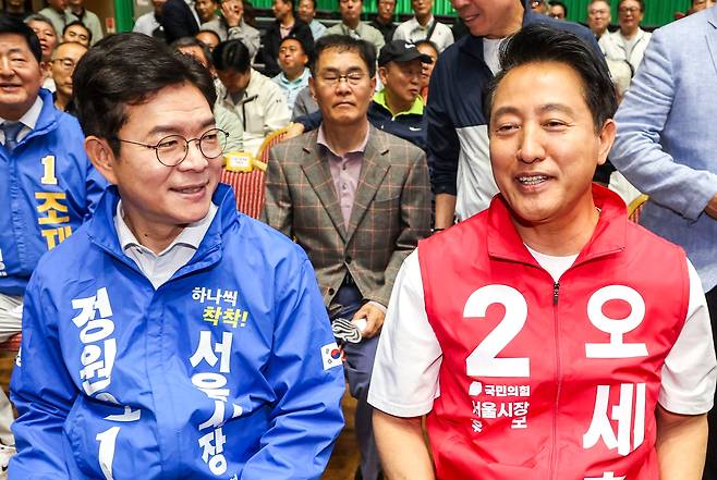 정원오 더불어민주당 서울시장 후보와 오세훈 국민의힘 서울시장 후보가 16일 서울 송파구 잠실실내체육관에서 열린 서울시민체육대축전 개막식에 참석해 자리에 앉아 있다./뉴시스