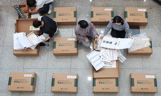 지난 14일 대구 서구 대구시선거관리위원회에서 관계자들이 6·3 지방선거 투표소 물품을 점검하고 있다. /연합뉴스