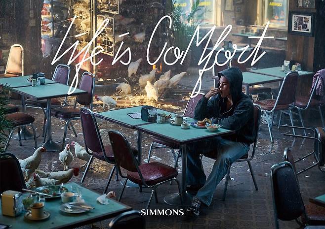 시몬스가 최근 ‘LIFE IS COMFORT(라이프 이즈 컴포트)’ 캠페인에서 선보인 광고의 한 장면. /시몬스