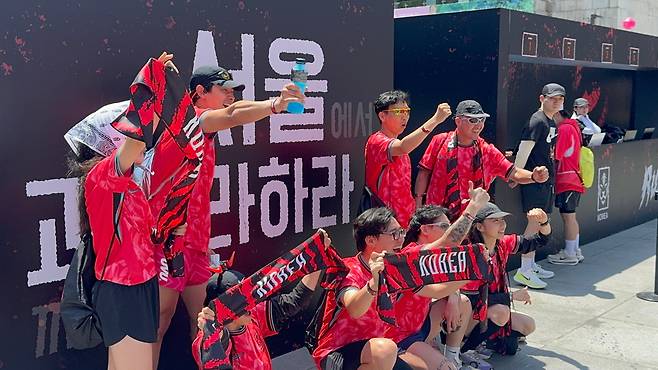 16일 서울 광화문 광장에서 열린 나이키 '런 투 로어' 행사에서 참가자들이 기념 사진을 촬영하고 있다. /권유정 기자