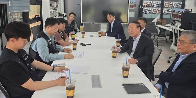 삼성전자 사장단과 노조가 15일 삼성전자 평택캠퍼스에 위치한 노조 사무실에서 대화를 하고 있다. 최승호 위원장(왼쪽에서 두 번째)과 전영현 부회장(오른쪽에서 두 번째)을 중심으로 40여 분 대화를 이어갔지만 접점을 찾지 못했다. 삼성전자 제공