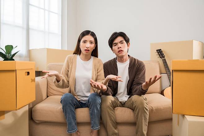 이사와 주거 문제로 갈등하는 부부 모습. 실거주를 이유로 계약갱신을 거절한 뒤 다시 임대하는 사례를 둘러싼 분쟁이 이어지고 있다. 게티이미지뱅크