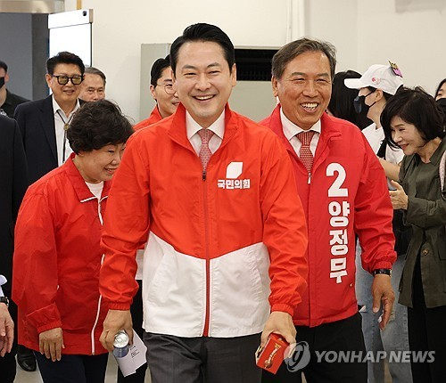 장동혁(가운데) 국민의힘 대표가 16일 전북 전주시 완산구 국민의힘 전북도당에서 열린 전북 선거대책위원회 발대식 및 필승결의대회에 참석하고 있다. [전주=연합뉴스]