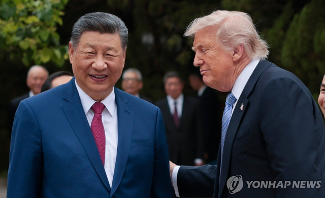 15일 중국 중난하이에서 대화하는 시진핑 중국 국가주석과 도널드 트럼프 미국 대통령. [AP=연합뉴스]