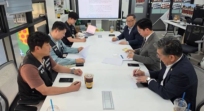 최승호 초기업 노조 삼성전자 지부 위원장(왼쪽 가운데)이 지난 15일 김영훈 고용노동부 장관(오른쪽 가운데)과 면담을 하고 있다. 뉴스1