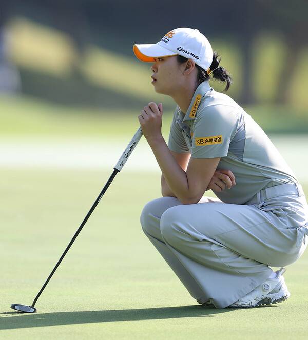 2026년 한국여자프로골프(KLPGA) 투어 제18회 두산 매치플레이 8강에 진출한 방신실 프로가 16강전에서 경기하는 모습이다. 사진제공=KLPGA (사진을 무단으로 사용하지 마십시오.)