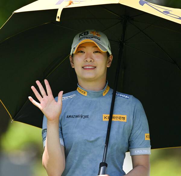 2026년 한국여자프로골프(KLPGA) 투어 제18회 두산 매치플레이 4강에 진출한 방신실 프로가 8강전에서 경기하는 모습이다. 사진제공=KLPGA (사진을 무단으로 사용하지 마십시오.)