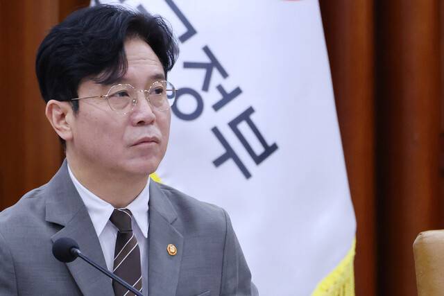 김영훈 고용노동부 장관이 15일 오전 서울 종로구 정부서울청사에서 열린 비상경제본부회의 겸 경제·부동산 관계장관회의에 참석하고 있다. 연합뉴스