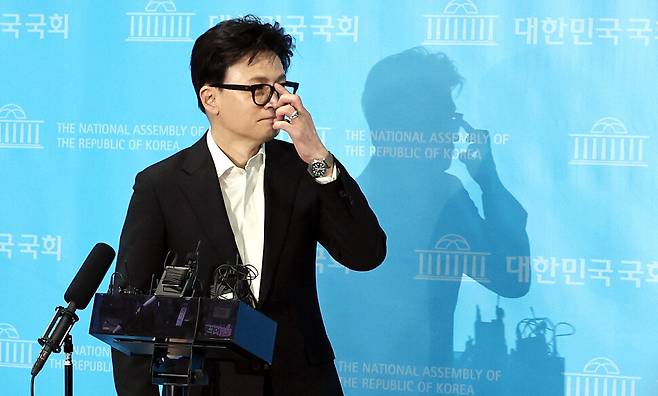 한동훈 전 국민의힘 대표가 지난 1월14일 국회 소통관에서 제명이라는 당 윤리위원회 결정에 대해 기자회견을 마친뒤 회견장을 나가며 안경을 고쳐 쓰고 있다. 윤운식 기자