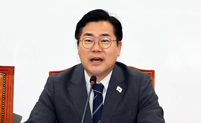 박찬대 더불어민주당대 대표 직무대행 겸 원내대표가 지난2025년 6월10일 국회에서 열린 원내지도부의 마지막 원내대책회의에서 발언하고 있다. 한겨레 자료사진