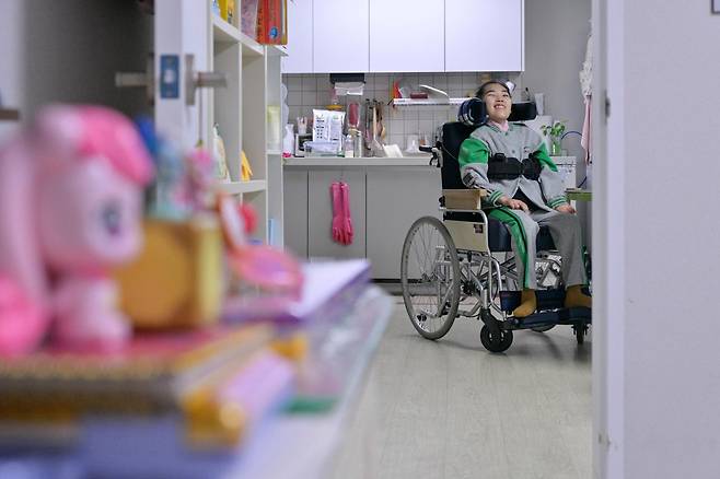7일 부산의 한 자립지원주택의 거실에서 배유화씨가 티니핑이 놓여있는 본인 방을 바라보고 있다. 부산=최주연 기자