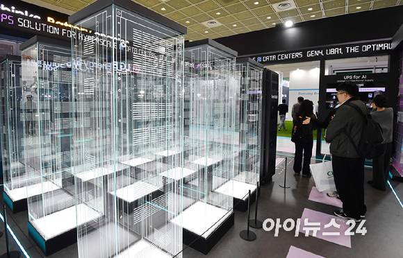 지난 3월 11일 서울 강남구 코엑스에서 열린 '인터배터리 2026'에서 참석자들이 삼성SDI 전시장을 둘러보고 있다. [사진=곽영래 기자]
