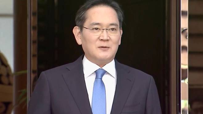이재용 삼성전자 회장이 16일 해외 출장 일정을 마치고 김포공항을 통해 귀국한 뒤 총파업 사태와 관련한 입장을 밝히고 있다. (SBS 캡처)