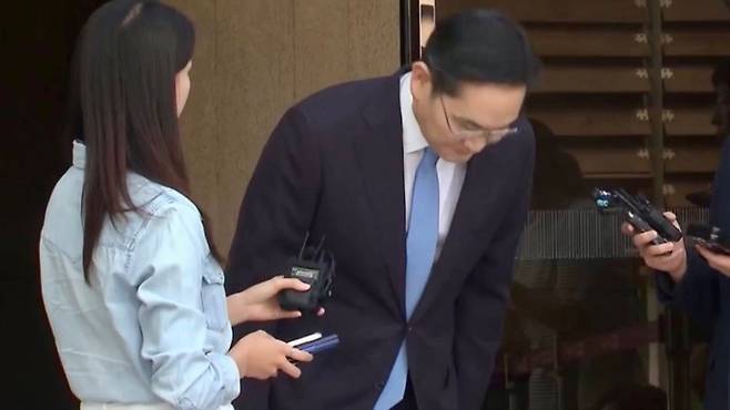 이재용 삼성전자 회장이 16일 김포공항에서 총파업 사태와 관련한 입장을 밝힌 뒤 고개 숙여 인사하고 있다. (SBS 캡처)