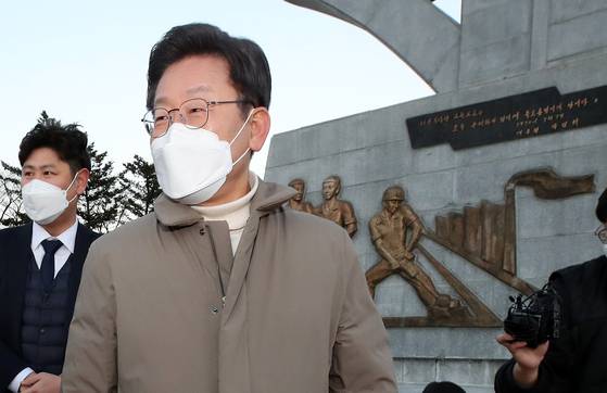 이재명 대통령이 첫 번째 대선 후보 시절이던 2021년 12월 12알 오후 경북 김천시 추풍령휴게소를 방문해 경부고속도로 기념탑을 살펴본 후 이동하고 있다. 추풍령휴게소는 대한민국 제1호 고속도로 휴게소로, 기념탑은 1960년 7월 준공된 경부고속도로 건설 중 희생된 77인을 상징해 만들었다. 뉴스1