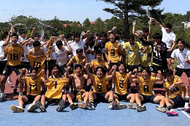 ▲ 춘천시민축구단U18 선수단이 16일 강릉 강남축구공원1구장에서 열린 서울중앙고와 2026 금강대기 전국 고등학교 축구대회 20강에서 승부차기 끝에 승리한 뒤 자축하고 있다. 춘천시민축구단 제공