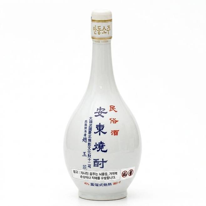 AI가 생성한 안동소주 병 이미지. 정부가 오는 11월부터 술병 전면에 음주운전 경고 문구와 그림 표기를 의무화하면서 전통주 업계에서는 기존 프린팅 라벨 대신 병 각인 방식 등 디자인 변경 가능성도 거론되고 있다.  /사진=ChatGPT