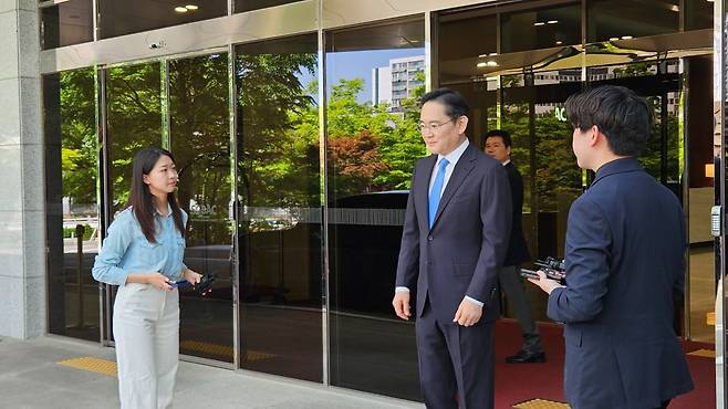 이재용 삼성전자 회장이 16일 김포공항을 통해 해외 출장을 마치고 입국하고 있다. 사진=원종환 기자