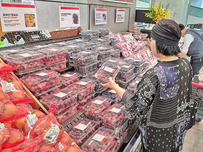 서울시 송파구에 위치한 롯데마트 제타플렉스 서울역점 수입포도 코너에서 고객이 상품을 구매하고 있다. 롯데마트제공