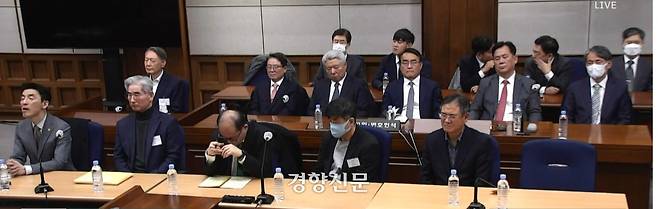 윤석열 전 대통령의 내란 우두머리 혐의에 대한 1심 선고가 열린 지난 2월19일 서울중앙지법 법정에서 윤 전 대통령을 비롯한 피고인들이 출석해 지귀연 부장판사의 선고 이유를 듣고 있다. 서울중앙지법 제공