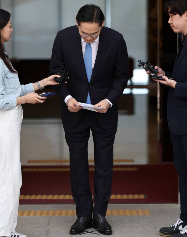 일본 출장을 마치고 급거 귀국한 이재용 삼성전자 회장이 16일 서울 김포비즈니스항공센터(SGBAC)에서 머리 숙여 사죄 인사를 하고 있다. 연합뉴스