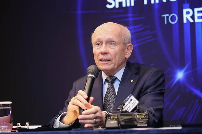 Peter Howitt, a professor at Brown University, answers reporters’ questions at a press briefing following the conference.(KDI)