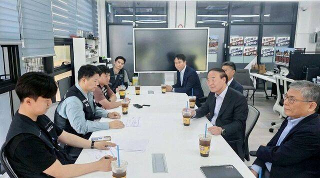 전영현 대표이사 부회장(오른쪽 두 번째)을 비롯한 삼성전자 DS 부문 사장단이 15일 경기도 삼성전자 평택 사업장을 방문해 초기업노조 최승호 위원장(왼쪽 두 번째) 등 노조 지도부와 면담하고 있다. 삼성전자 제공