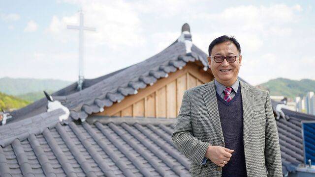 정학진 일동감리교회 목사가 교회 옥상에서 기념 촬영을 했다.