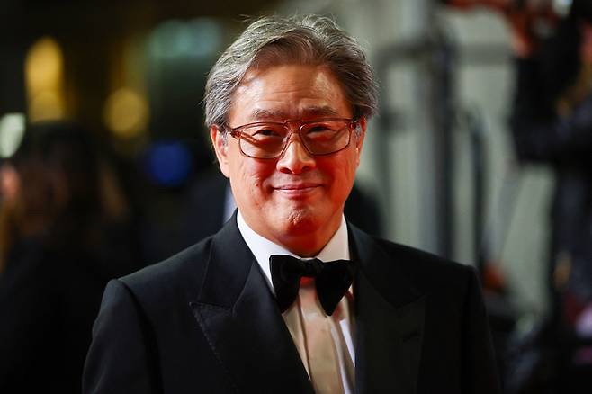 칸영화제 심사위원장을 맡은 박찬욱 감독이 ‘군체’ 제작진과 배우진을 마중 나온 모습. 박 감독이 연 감독 및 배우들과 인사를 나누는 이색적인 모습이 연출됐다. [로이터·연합뉴스]